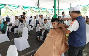 Ribuan Jemaah Antusias Ikuti Cukur Rambut Gratis di Masjid Al Akbar Jelang Ramadan