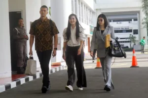 Sandra Dewi Naik MPV Usai Diperiksa Kejagung